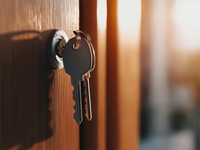 ¿Puedo cambiar la cerradura si han okupado mi casa?