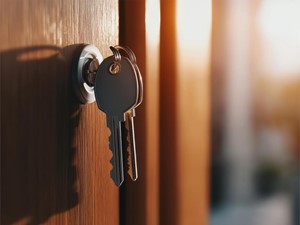 ¿Puedo cambiar la cerradura si han okupado mi casa?